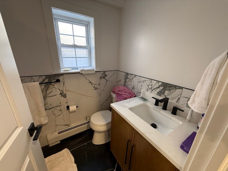 Building Photo - 2357 Linwood Ave