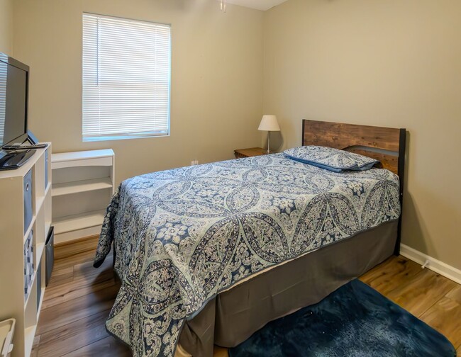 Building Photo - Knoxville 37923 - 2 bedroom 1 bath - call ...