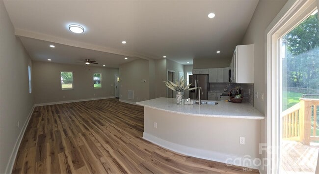 Building Photo - 2728 Crawford Ave