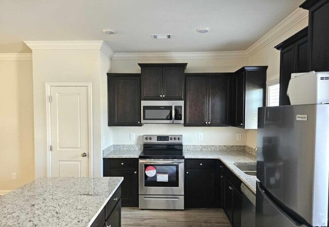 Building Photo - 145 Chase Xing