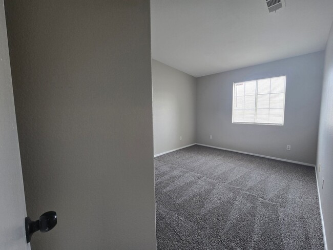 Building Photo - Lock in $1795 Off your third month rent - 3 Bedroom Home near North Las Vegas