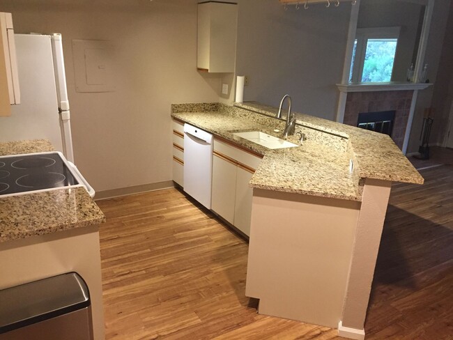 Building Photo - 2B/2B Updated Condo with Loft in the Seaso...