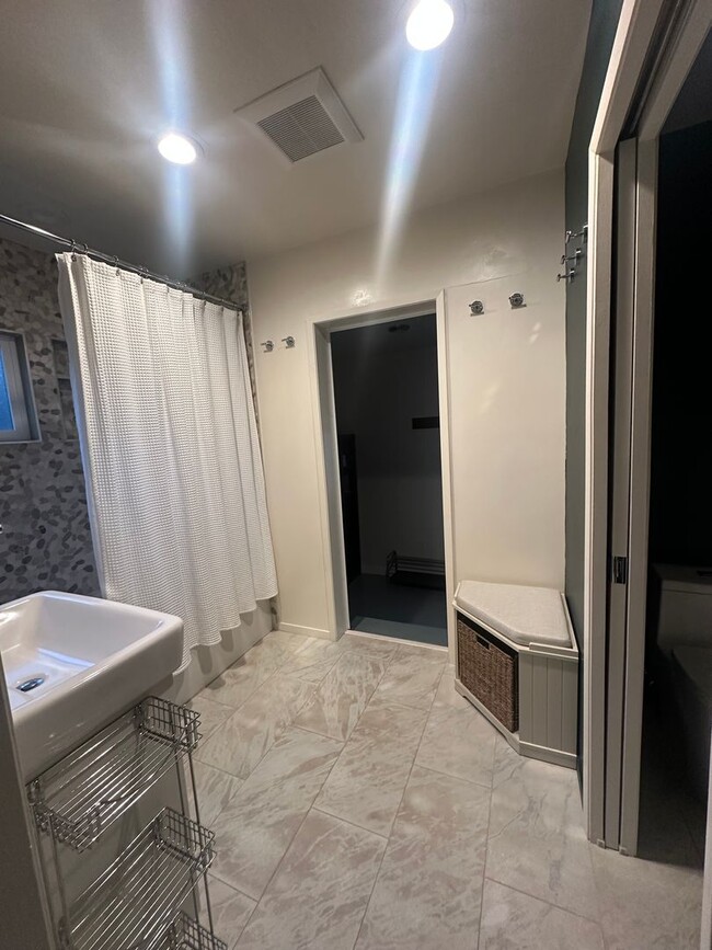 Building Photo - Quaint 3 Bedroom Home with Modern Upgrades...