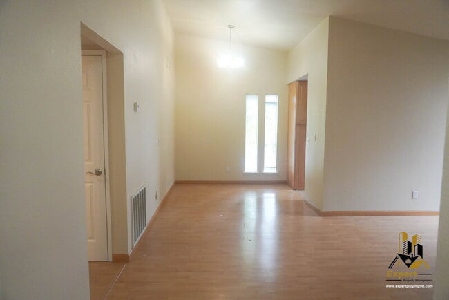 Building Photo - 5333 Primrose Dr