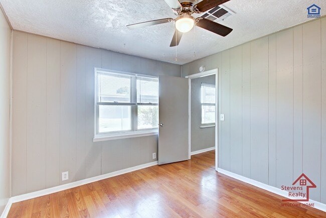 Building Photo - 4225 SE Elmhurst Ln