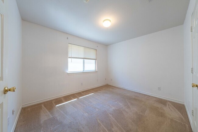 Building Photo - 1435 Bluff Forest