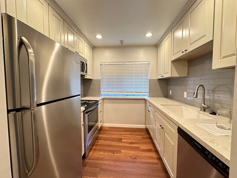 Primary Photo - 1541 E Waterbury Dr