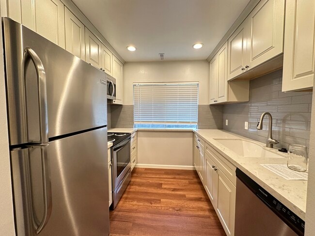 Building Photo - 1541 E Waterbury Dr