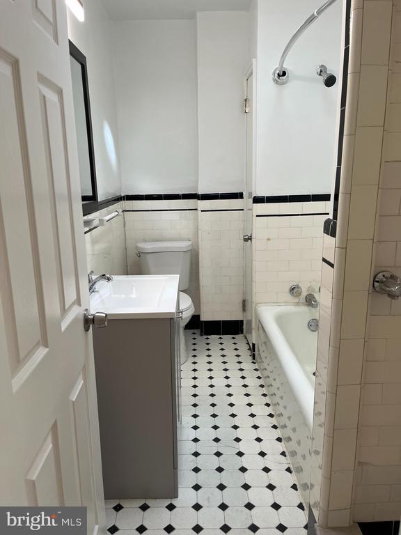 Building Photo - 1323 Gilham St