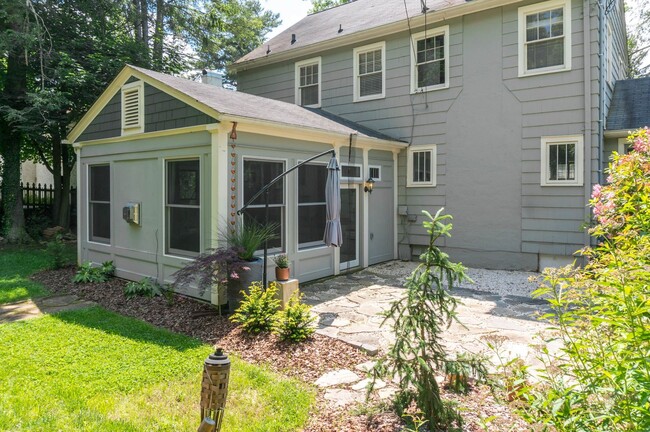 Building Photo - Beautiful Home on Beaver Lake in North Ash...