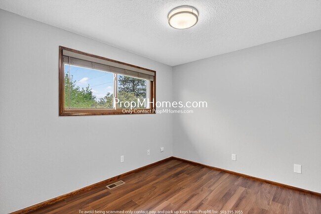 Building Photo - Updated Three Bedroom Home in Oregon City!