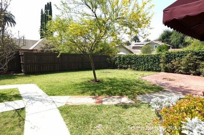 Building Photo - 1755 Paloma St