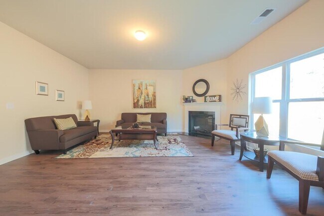Building Photo - 5036 Vine Ln