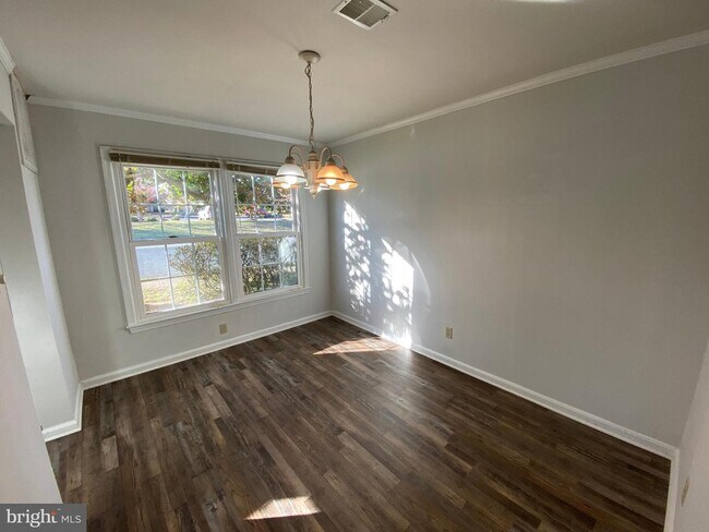 Building Photo - 300 Garfield Ct