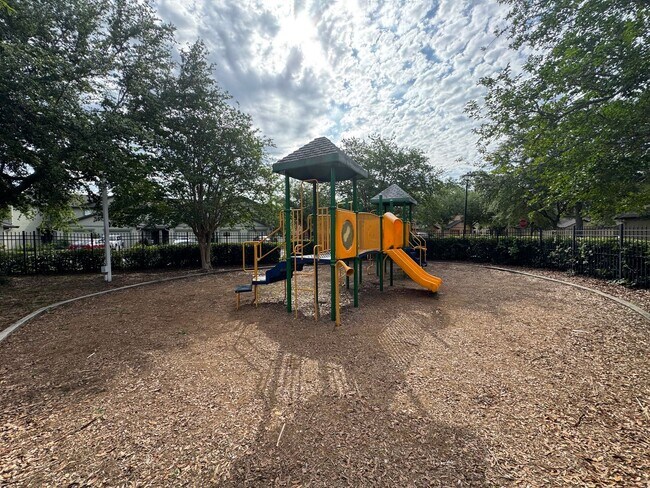 Building Photo - Available Now! Westside Timothy's Landing 2/2.5 Townhome with a 1-Car Garage