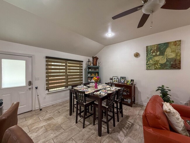 Building Photo - 208 Chisos Oak Dr