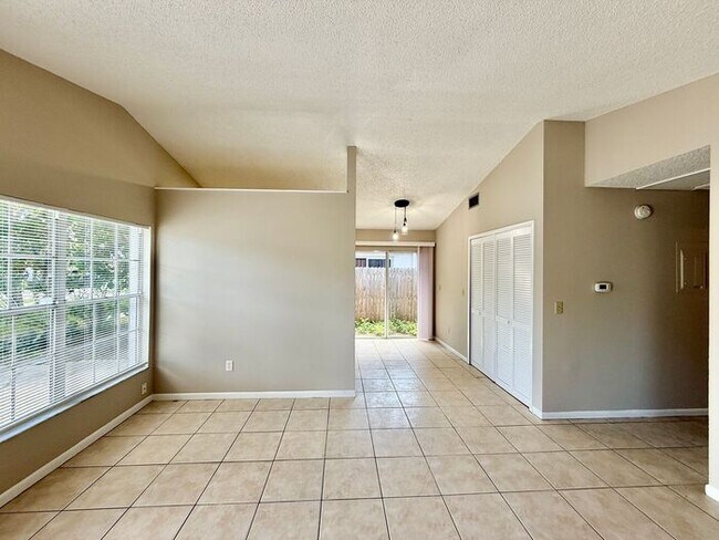 Building Photo - CUTE AFFORDABLE 2/2 DUPLEX off Michigan!