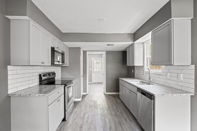 Building Photo - Spacious and updated townhome in Olathe!  1st month is Free!*