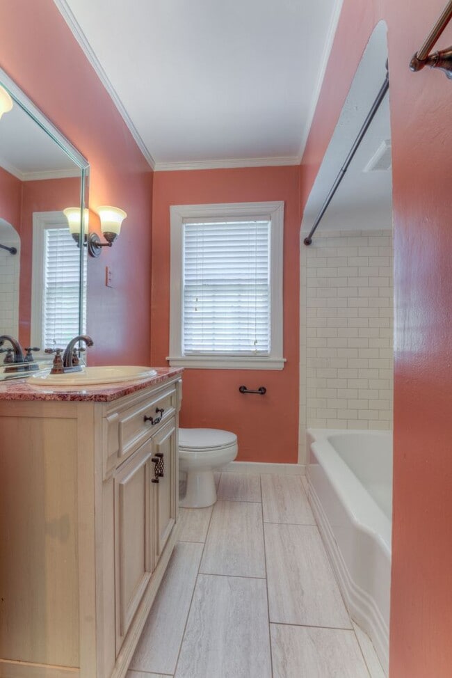 Building Photo - Beautiful 3 bed/3 full baths PLUS flex spa...