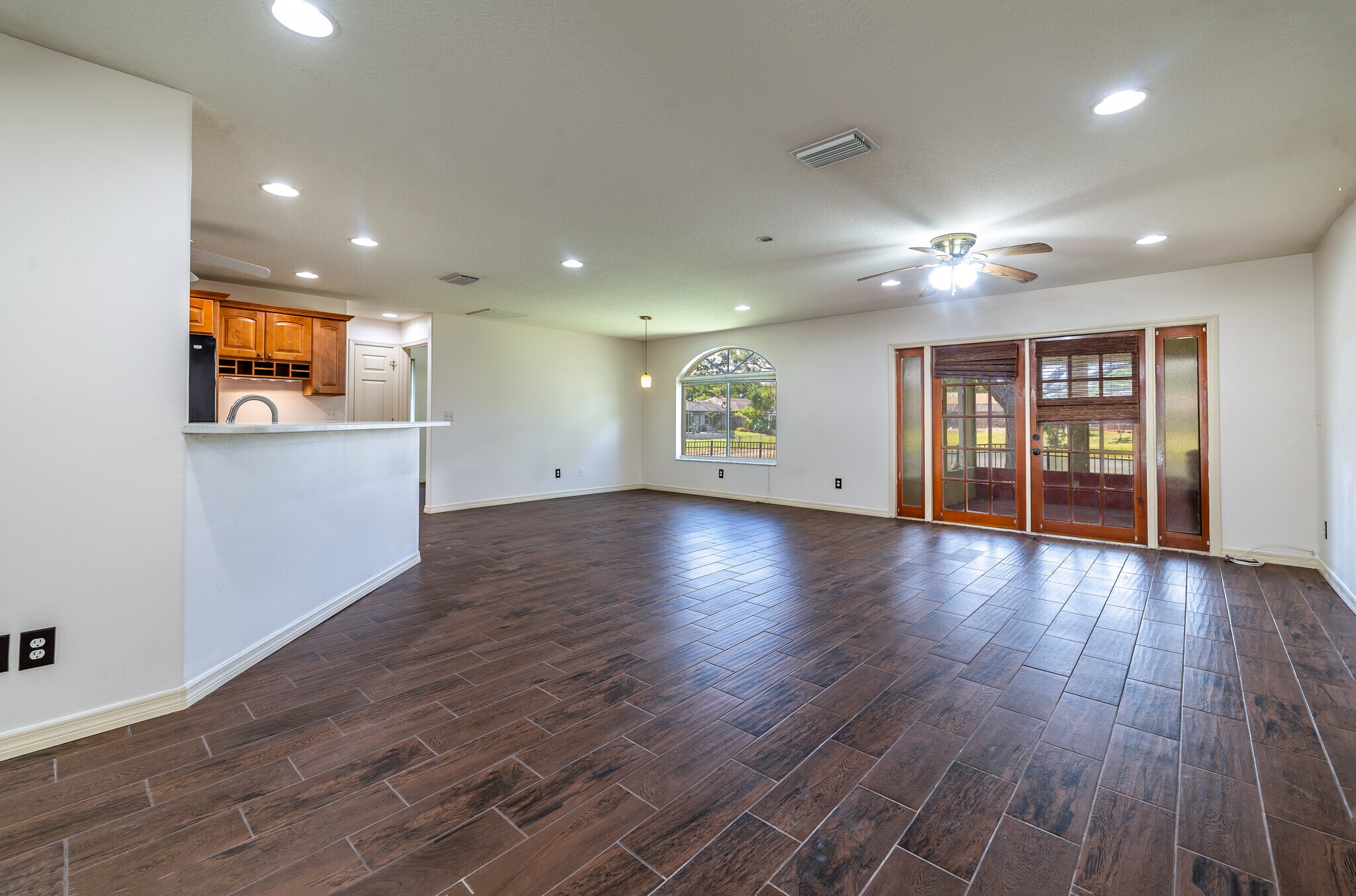Building Photo - 871 Brookview Ln