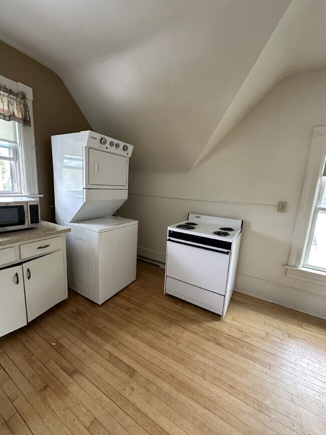 Building Photo - Great 6 bed 3 bath not far from UWEC! Available June 1st