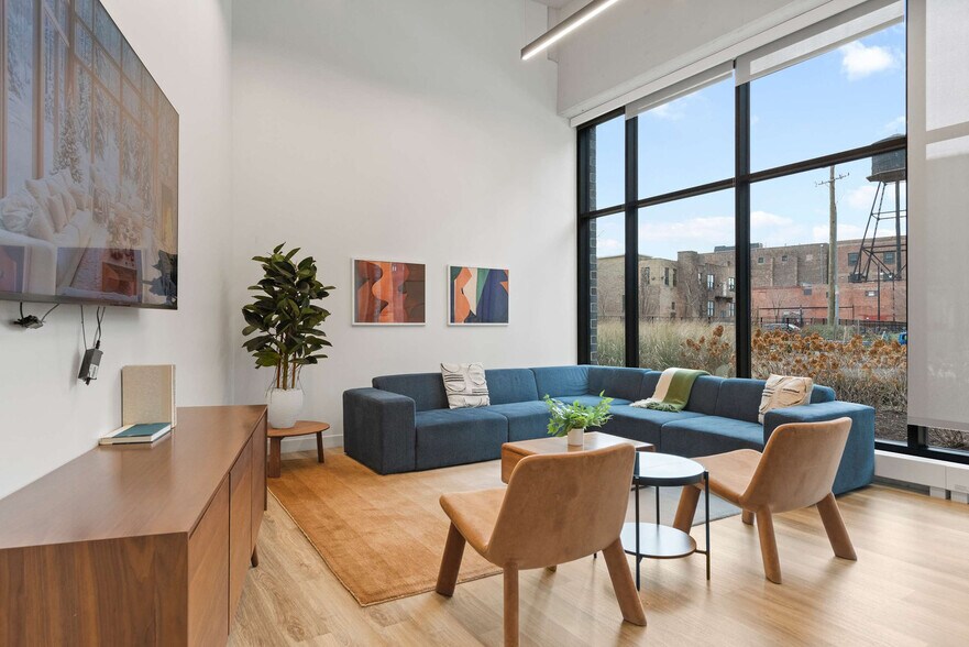 Building Photo - 853 W Blackhawk St