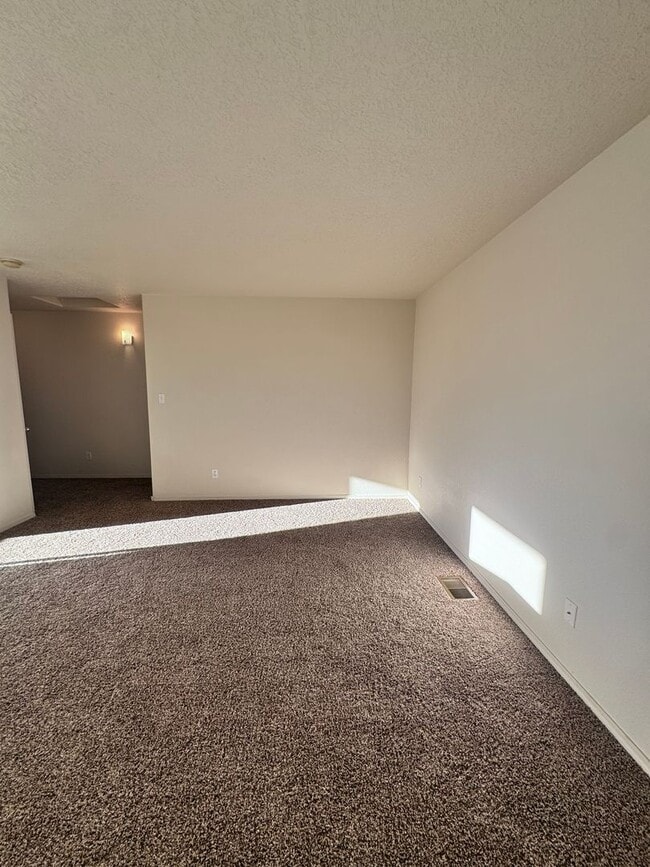 Building Photo - MOVE IN SPECIAL! 1/2 off 2nd months rent!  3 bed 2 bath 2300 sq ft home-New Carpet
