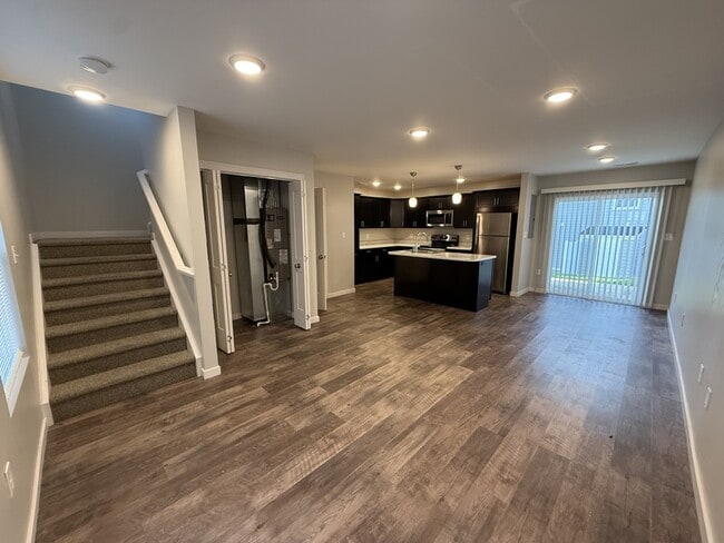 Building Photo - 408 Creekview Dr