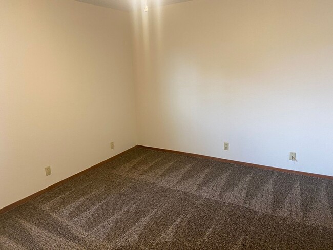 Building Photo - 3 Bedroom 2 Bathroom Golden West school di...