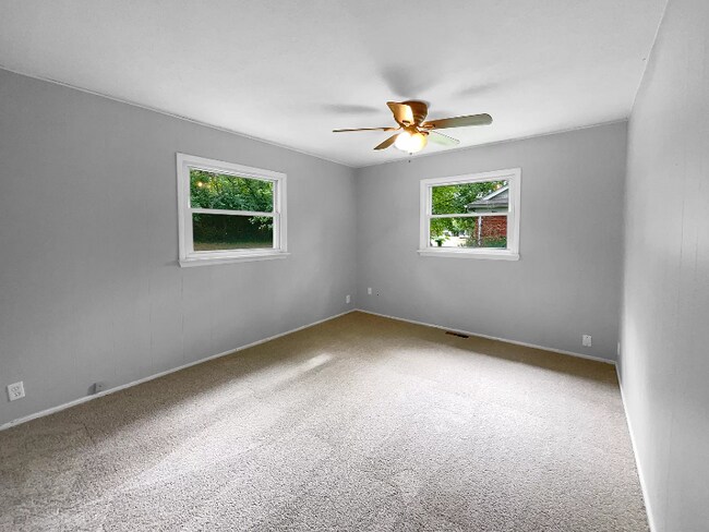 Building Photo - 210 Littlebrook Dr