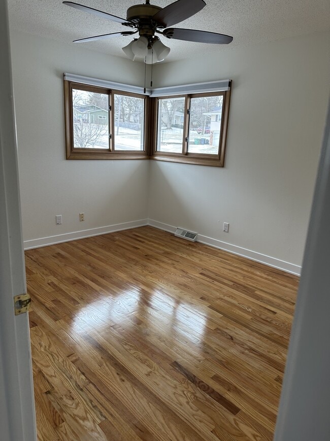 Building Photo - 3207 90th St