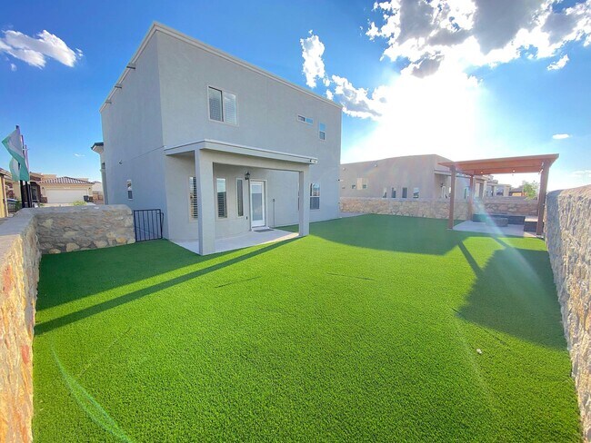 Building Photo - Spacious 4 Bedroom Refrig A/C Home
