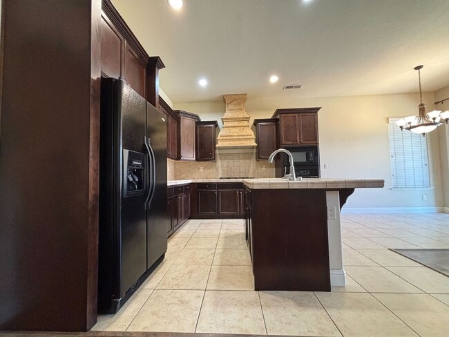 Building Photo - Beautiful 3 bedroom 2 bathroom