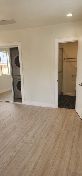 Building Photo - 950 N Kingsley Dr