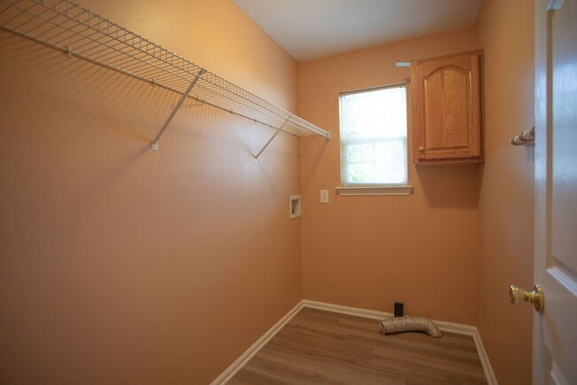 Building Photo - "Charming 4-Bedroom Retreat with Guest Suite & 3 Baths in Murfreesboro!"
