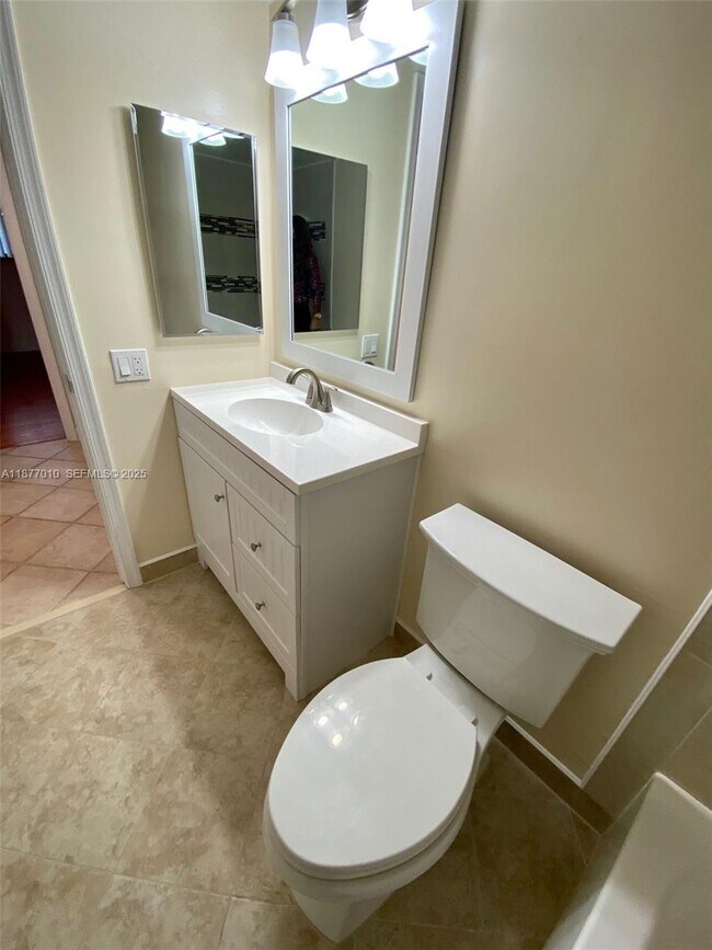 Building Photo - 8881 Fontainebleau Blvd