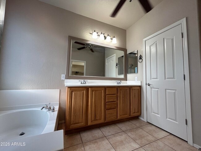 Building Photo - 2111 E Yellowstone Pl