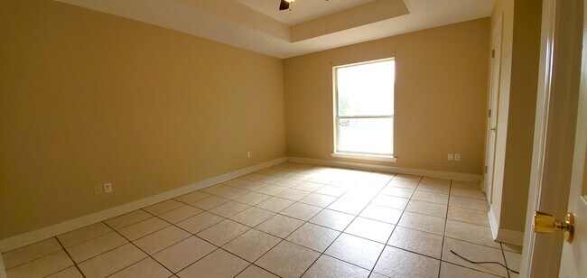 Building Photo - SUPER SPACIOUS 2 Bedroom, 2 Bathroom duple...