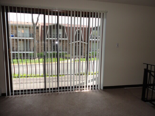 Building Photo - 1446 Carriage Ln