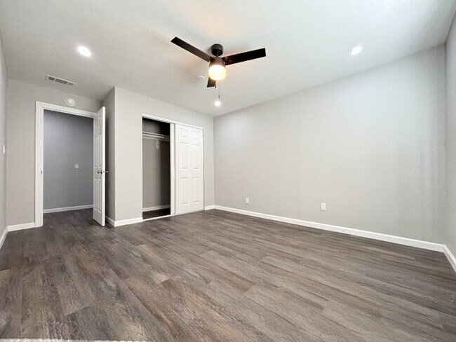 Building Photo - 1414 E 61st St