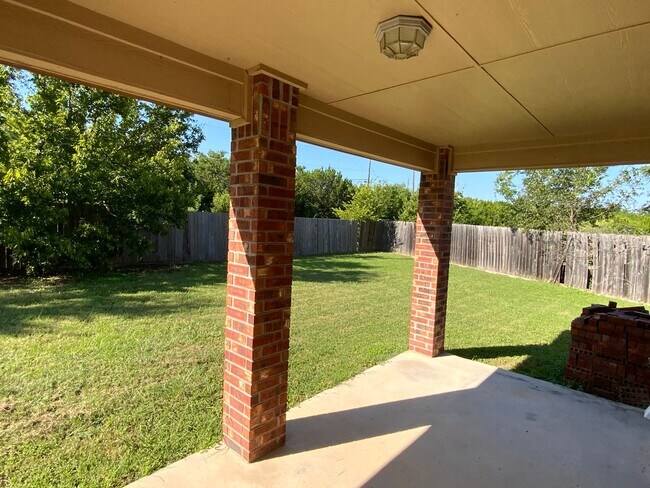 Building Photo - 2 Story 3 Bedroom 2 Bath 2 Week Free Move ...