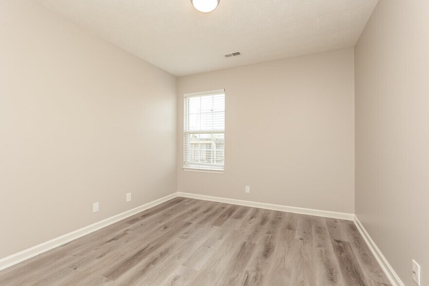 Building Photo - 1225 Eastwoods Dr