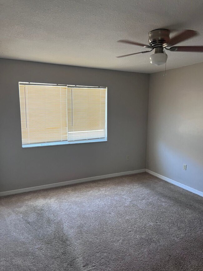 Building Photo - 2 Story Condo. Lovely 2 bed/1.5 bath condo