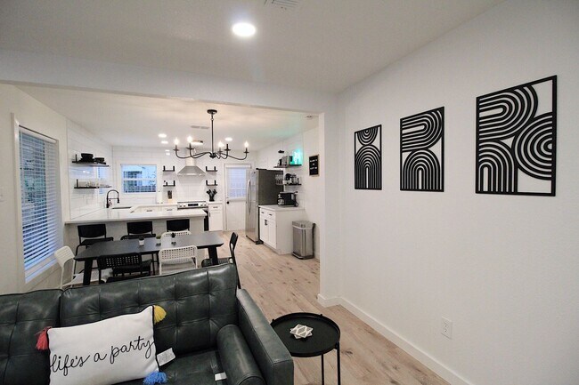 Building Photo - Ryan Place- Short to Mid-Term Rental Fully Remodeled 2  Bed, 1 Bath