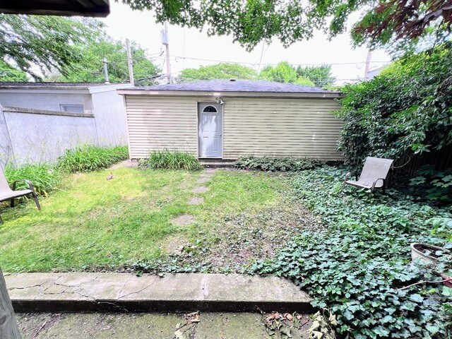 Building Photo - 534 W Dickens Ave