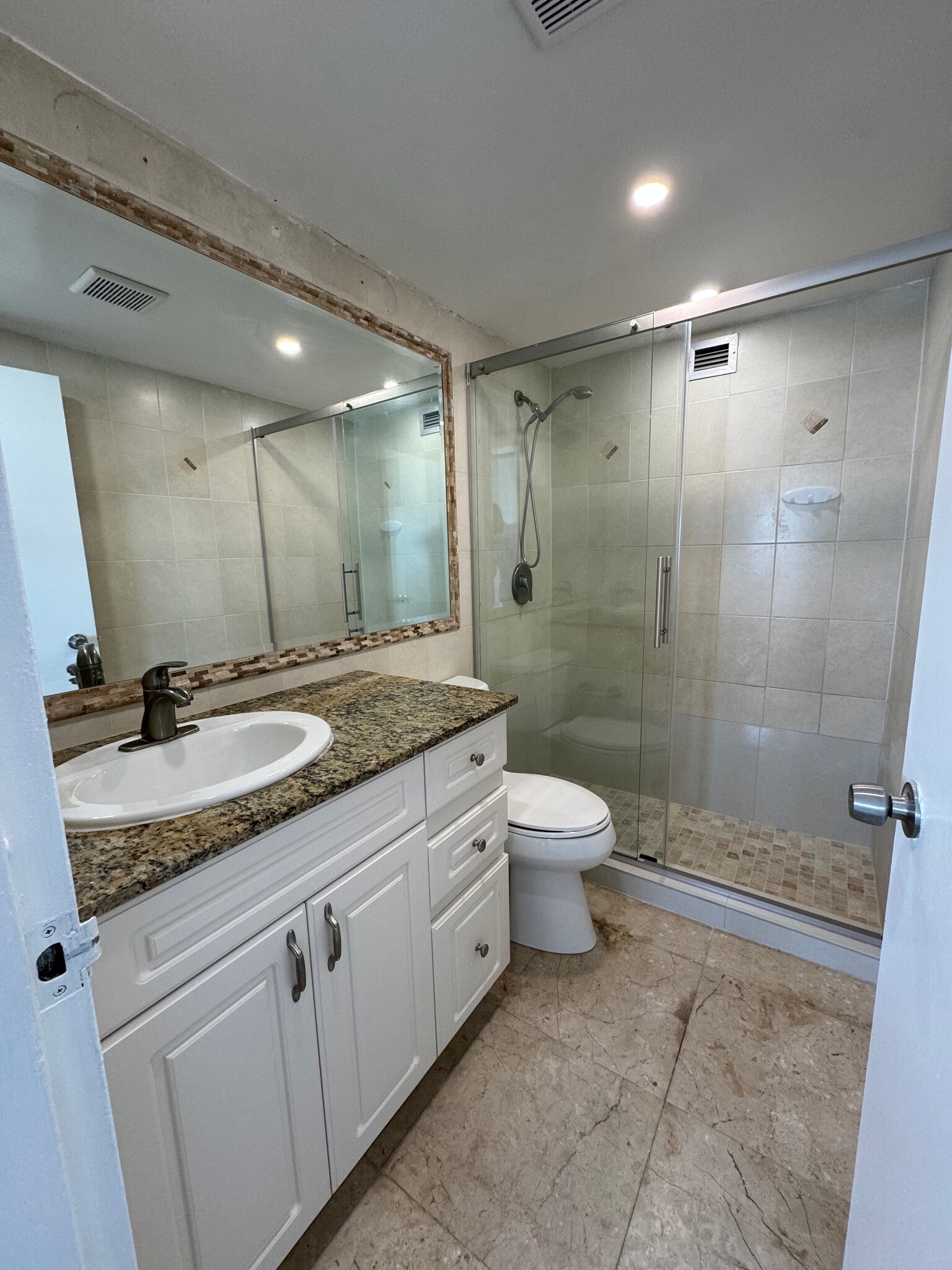 Building Photo - 905 Brickell Bay Dr