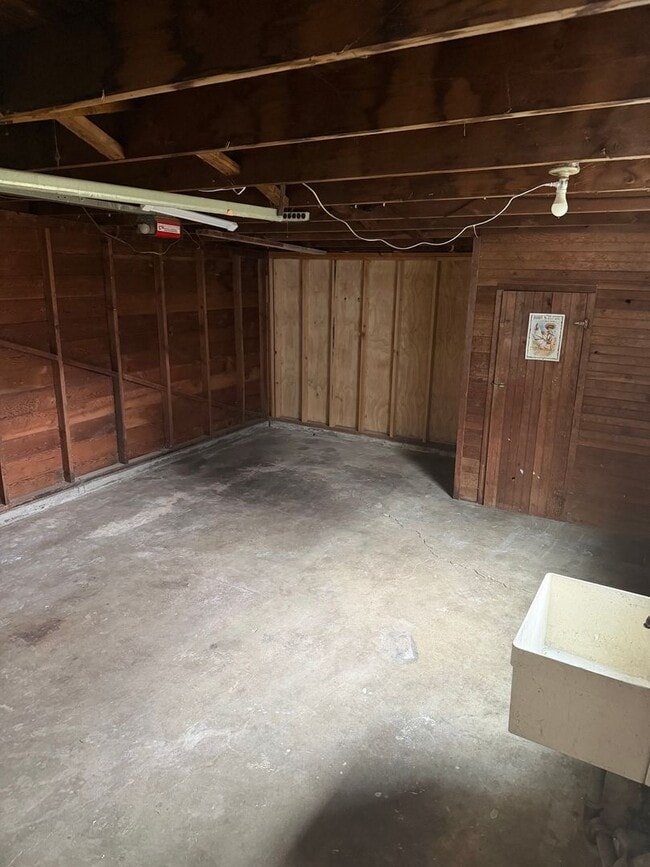 Building Photo - 260 E Sherman St