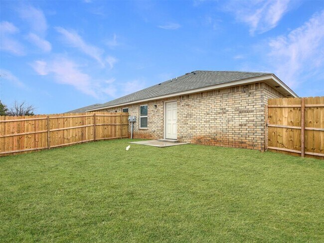 Building Photo - 206 Gray St