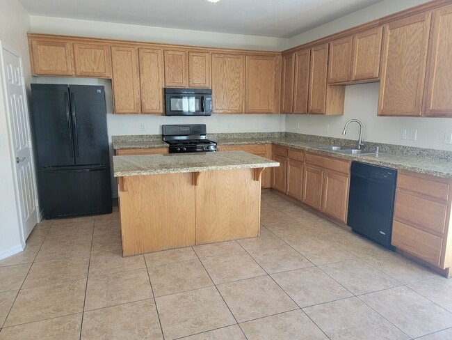 Building Photo - Spacious 5 bed 2.5 bath 2 story home with ...