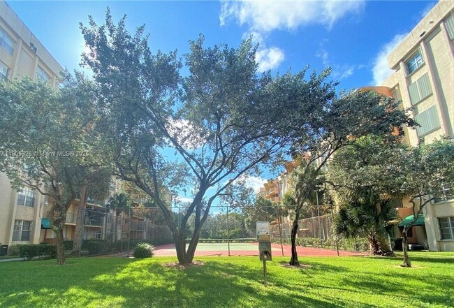 Building Photo - 9320 Fontainebleau Blvd